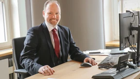 Seit 100 Tagen Pflicht vor Kür