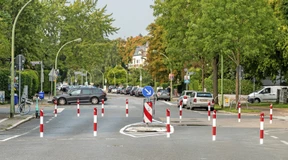 Unversöhnlicher Streit um Poller auf der Fahrbahn