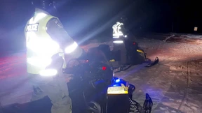 Schneemobilfahrer brechen durchs Eis