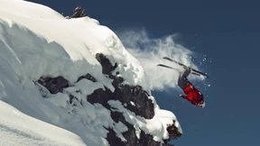 Ein Turner im Tiefschnee