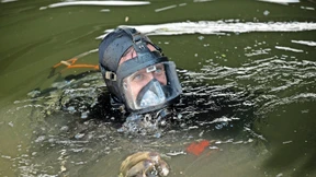 Unter Wasser im Wettlauf gegen die Zeit
