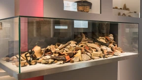 Damen vor Flusslandschaft