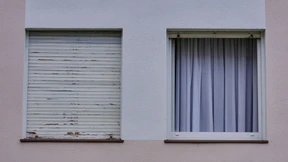 Frau stürzt zwölf Meter in die Tiefe –  und überlebt