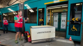 Das Paket kommt mit der Straßenbahn