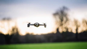 Frau wiederholt auf der Terrasse per Drohne beobachtet