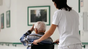 Wer Pfleger wird, soll in Deutschland bleiben dürfen