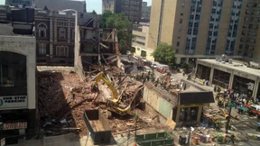 Mindestens sechs Menschen sterben bei Gebäudeeinsturz