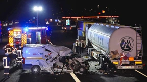 Unfall mit Gefahrgut-Laster im Halteverbot