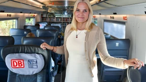 Kronprinzessin Mette-Marit fährt im Zug zur Buchmesse