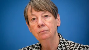 Umweltministerin fordert Strafabgabe beim Kauf von Spritschluckern