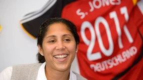 Strahlefrau hinterm Schreibtisch