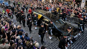 Tausende Menschen verfolgen Prozession in Edinburgh
