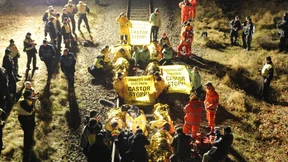 Tausende Demonstranten blockieren Bahngleise