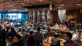 Im größten Starbucks der Welt rollt der Renminbi