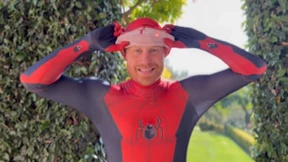 Prinz Harry überrascht Waisenkinder als Spider Man