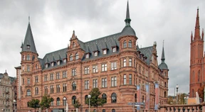Wiesbaden ist sein Rathaus lieb und vor allem teuer