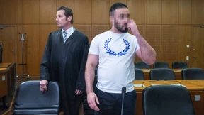 Vor aufgespießten Köpfen posiert: Zwei Jahre Haft