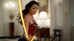 Superheldin über den Wolken