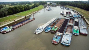 Fast 200 Schiffe im Stau vor Schleusen