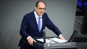 Innenminister Dobrindt drückt auf die Bremse