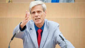 Eine Krähe der anderen