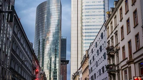 Fahrer nimmt verletzten Fußgänger kilometerweit auf Motorhaube mit