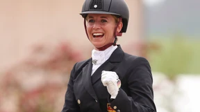 Lächeln mit dem Messer zwischen den Zähnen