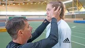 Warum leckt eine Sportlerin im Training an einer Batterie?