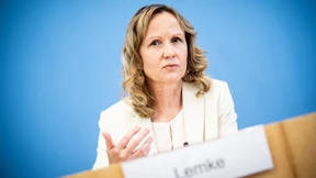 Ministerin Lemke: „Nahrung gehört auf den Teller, nicht in den Tank“