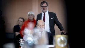 Scholz kommt nicht, und Claudia Roth lobt sich selbst