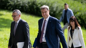 Söder hält an Aiwanger fest