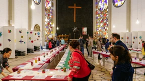 Festliches Essen zwischen Notbetten