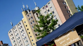 Mehrere Polizisten bei Einsatz an Quarantäne-Hochhaus verletzt