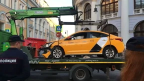 Taxifahrer verliert Kontrolle – mehrere Verletzte
