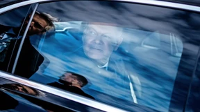 So konnte ein Mann ungehindert den Kanzler umarmen