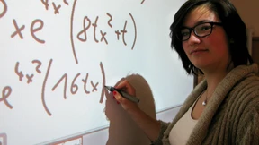 Julia ist Hessens jüngste Abiturientin - mit 15 zum Einser-Abschluss 