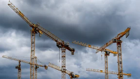 Am Bau ziehen dunkle Wolken auf