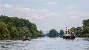 Auto landet im Main und stört Schifffahrt