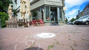 Frau fährt in Frankfurter Café