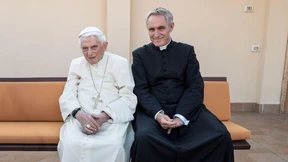 Welche Rolle spielt Benedikts engster Vertrauter?