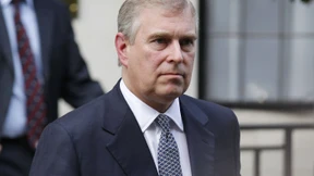 Prinz Philip und Prinz Charles lesen Andrew die Leviten