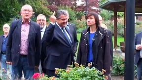 Gabriel zeigt rechten Demonstranten den Mittelfinger