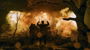 Russen schlagen mit Panzern, Mörsern und Artillerie zurück