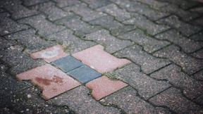 Rathaus-Fenster mit Stolpersteinen eingeworfen