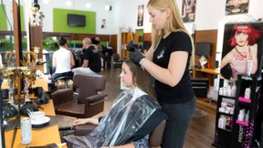 Aus dem Hörsaal in den Haarsalon