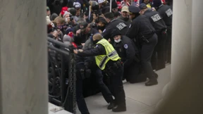 Zwei Polizisten verklagen Trump für erlittene Verletzungen