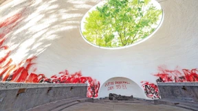 Rote Farbe gegen das Gedenken