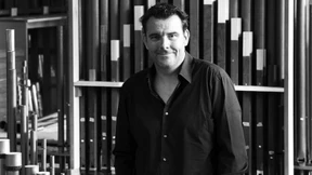 Er bringt die Pfeifen zum Sprechen