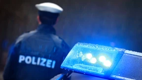 Sportboot in Flammen - Fahrerflucht nach Unfall mit Kind