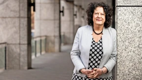 Klage setzt Frankfurter Bildungsdezernentin unter Druck